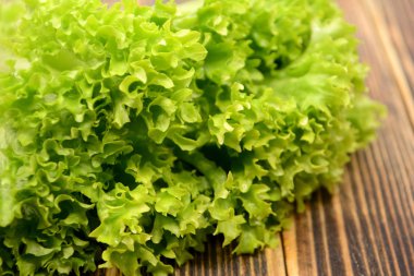 Ahşap arka plan sağlıklı gıda kavramı üzerinde taze organik yeşil marul salata yaprakları