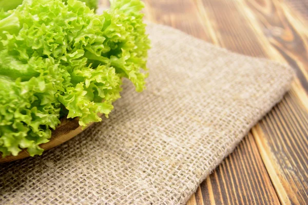 Verse Biologische Groene Sla Salade Verlaat Houten Kom Gezond Voedsel — Stockfoto