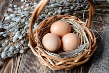 Sepet ve willow ahşap tablo Easter kavramı üzerinde yumurta