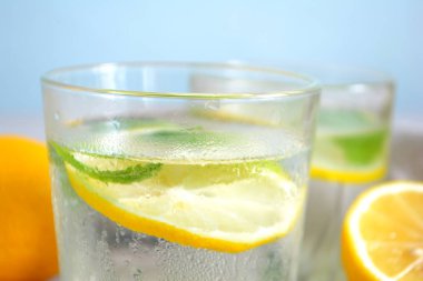 Bir bardak Yaz içeceği taze nane ve limon ile soğuk ferahlatıcı limonata
