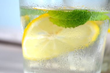 Bir bardak Yaz içeceği taze nane ve limon ile soğuk ferahlatıcı limonata