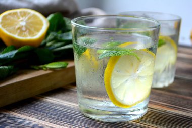 Bir bardak Yaz içeceği taze nane ve limon ile soğuk ferahlatıcı limonata