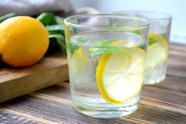 Bir bardak Yaz içeceği taze nane ve limon ile soğuk ferahlatıcı limonata