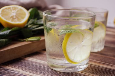 Bir bardak Yaz içeceği taze nane ve limon ile soğuk ferahlatıcı limonata