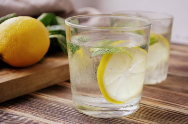 Bir bardak Yaz içeceği taze nane ve limon ile soğuk ferahlatıcı limonata