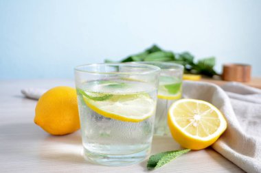 Bir bardak Yaz içeceği taze nane ve limon ile soğuk ferahlatıcı limonata