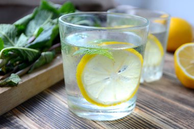 Bir bardak Yaz içeceği taze nane ve limon ile soğuk ferahlatıcı limonata