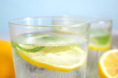 Bir bardak Yaz içeceği taze nane ve limon ile soğuk ferahlatıcı limonata