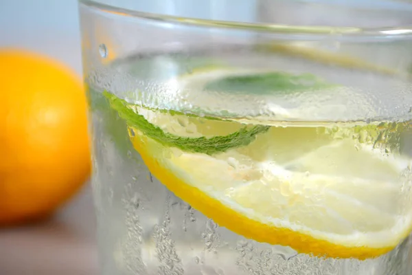 Kalte Erfrischende Limonade Mit Frischer Minze Und Zitrone Einem Glas — Stockfoto