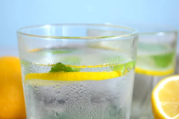 Limonada Refrescante Fria Com Hortelã Fresca Limão Copo Bebida Verão — Fotografia de Stock