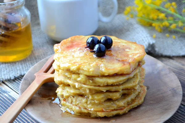 Pila Tortitas Avena Con Miel Bayas Saludable Delicioso Desayuno — Foto de Stock