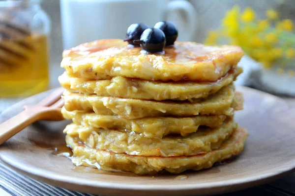 Stack Havregryn Pannkaka Med Honung Och Bär Hälsosam Läcker Frukost — Stockfoto