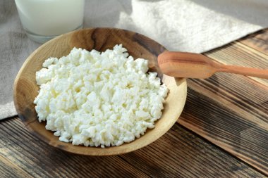 Tahta bir kapta süzme peynir. Çiftlik ürünleri. Köy Kahvaltısı