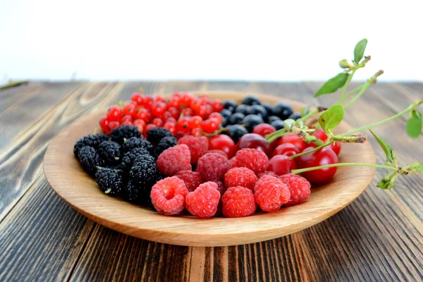 不同美味的新鲜夏季浆果樱桃 黑莓在木板在木制背景 — 图库照片