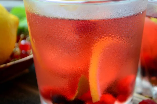 Cold Berry Lemonade Glas Sommar Uppfriskande Drink Närbild — Stockfoto