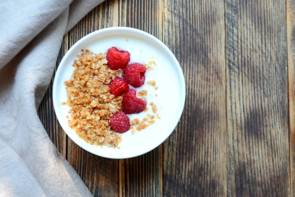 Ahşap Bir Arka Planda Bir Kase Granola Taze Ahududu Ile Telifsiz Stok Fotoğraflar