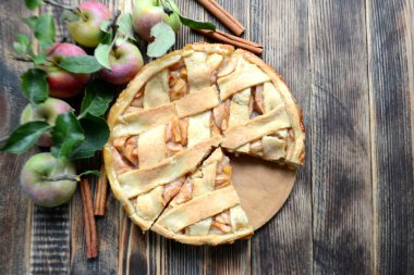 Ahşap arka plan Sonbahar pişirme üzerinde ev yapımı lezzetli Elmalı turta 