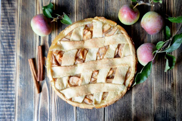 Zelfgemaakte Heerlijke Appeltaart Houten Achtergrond Herfst Bakken — Stockfoto