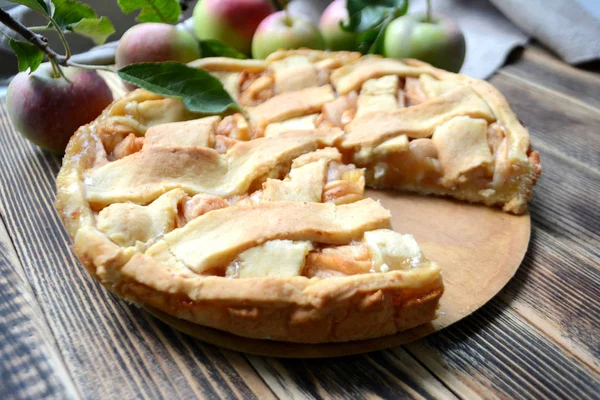 Zelfgemaakte Heerlijke Appeltaart Houten Achtergrond Herfst Bakken — Stockfoto