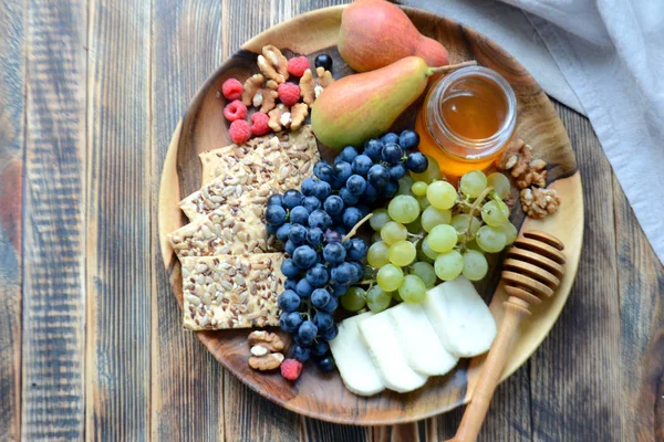 Lanches Vinho Uma Travessa Madeira Queijo Nozes Biscoitos Finos Pêras — Fotografia de Stock