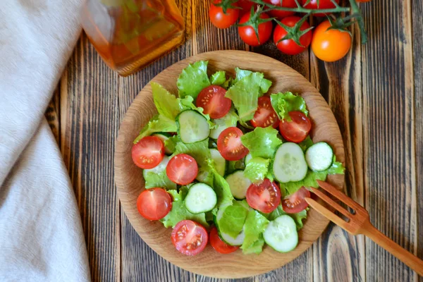 Spring Summer Salad Fresh Vegetables Cherry Tomatoes Cucumbers Wooden Plate — Zdjęcie stockowe