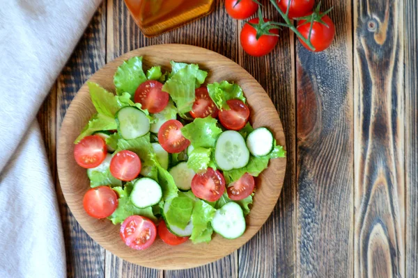 Ensalada Primavera Verano Con Verduras Frescas Tomates Cherry Pepinos Plato — Foto de Stock