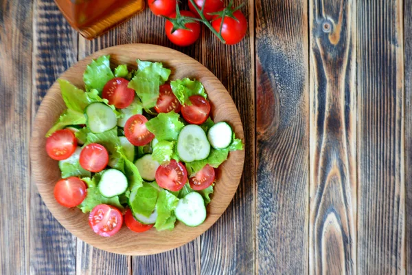 Spring Summer Salad Fresh Vegetables Cherry Tomatoes Cucumbers Wooden Plate — Zdjęcie stockowe