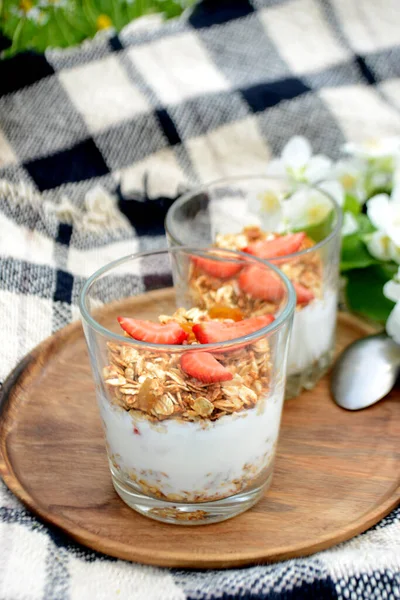 Iogurte Com Granola Morangos Copo Fundo Natural Piquenique Verão — Fotografia de Stock