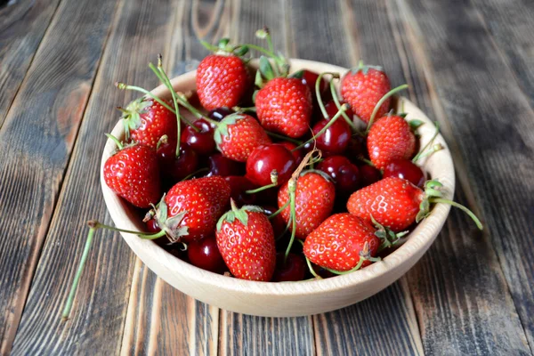 Strawberries Cherries Brown Wooden Bowl Fresh Organic Summer Berries — Stock Photo, Image
