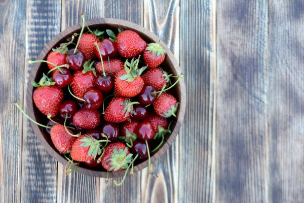 Strawberries Cherries Wooden Bowl Fresh Organic Summer Berries — Stock Photo, Image