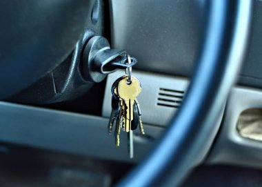 Anahtarlar kontağa asılı ayık bir sürücüyü bekliyor.
