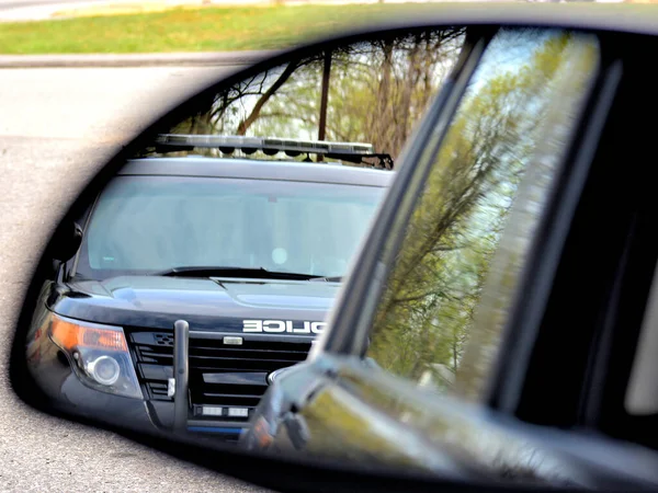 Bestuurdersweergave Van Een Politieauto Zijspiegel — Stockfoto