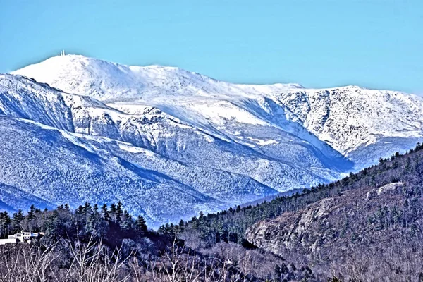 Washington Dağı 'nın tepesinde ön planda katedralin çıkıntısı olan kar manzarası