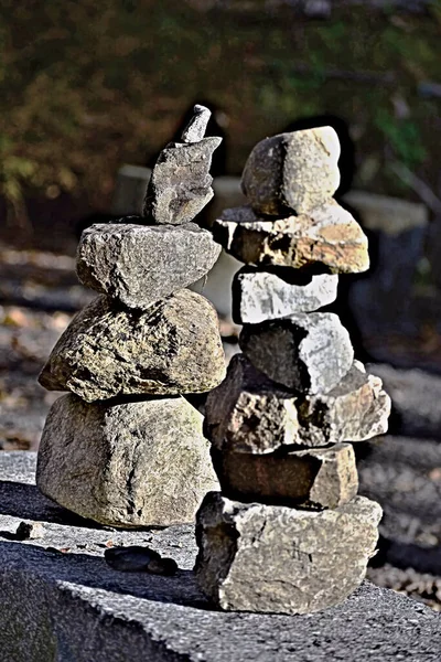 İki dengeleyici kaya yığını yakın görünüm