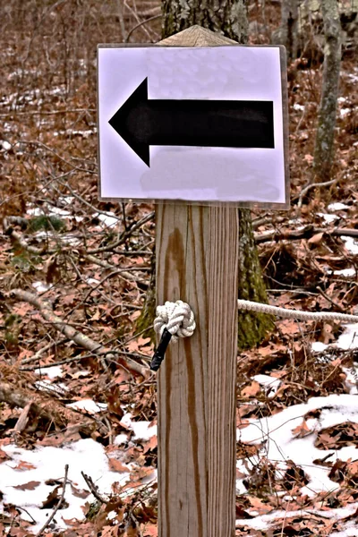 Trail Marker Arrow Showing Hikers Way — Stock Photo, Image