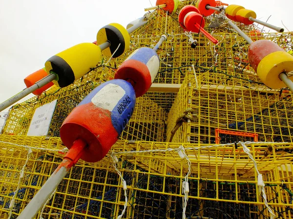 堆放在黄色龙虾捕集器上的浮标的堵塞 — 图库照片