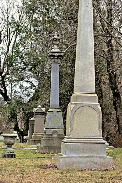 Huzurlu bir mezarlıkta mezarlık anıtları yol boyunca uzanır.