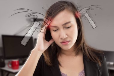 Yorgun Asyalı kadın ofiste güçlü gerilim baş ağrısı olan vurguladı. Tayland insanlar başından sorunum migren ağrı. Duygu baskı ve stres. Kavram sağlık ve ağrı ile.