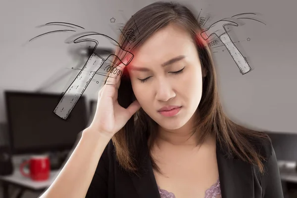 疲れのアジア女性がオフィスで強い緊張型頭痛を持っていることを強調しました タイ人の頭に苦しんで片頭痛を痛み 感じの圧力やストレス 健康と痛みの概念 — ストック写真
