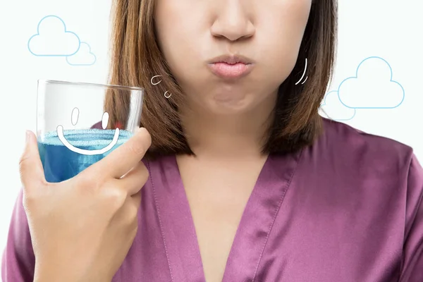 Asian Woman płukania i płukania gardła podczas korzystania z płukania jamy ustnej. — Zdjęcie stockowe