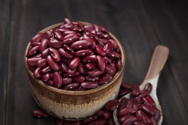 Barbunya fasulyesi veya seramik bir kase kırmızı fasulye.