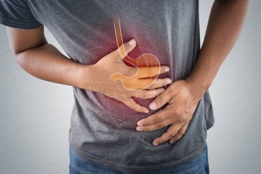 Asit reflü ya da mide ekşimesi, mide ve iç organlarda fotoğraf gri arka plan, mide ağrısı, kötü sağlık, erkek anatomisi kavramı karşı erkekler vücut üzerinde olduğunu.