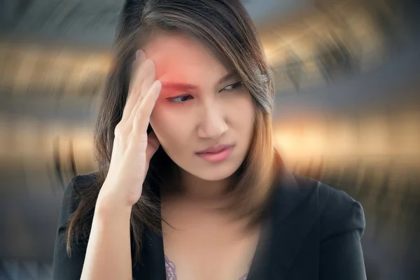 Tiene dolor de cabeza. —  Fotos de Stock