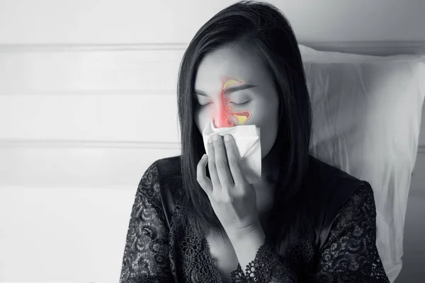 Mulheres se sentindo mal e sinusite. Alergias ao pó . — Fotografia de Stock