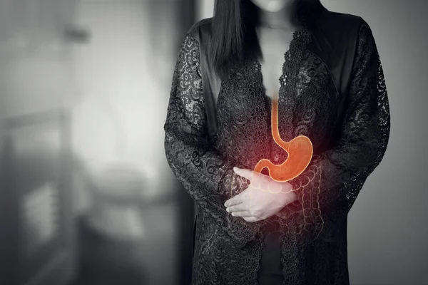 胃潰瘍 腹痛に苦しんで痛みを伴う腹に触れる長いナイトウェアやレース ローブでアジアの女性は 月経期間の原因します 生活と医療の概念 — ストック写真