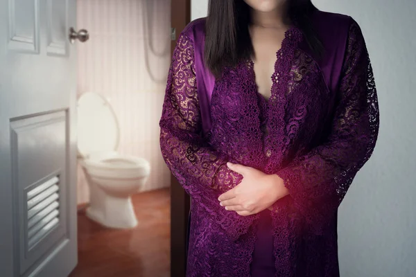 Mulher Robe Cetim Roxo Acorda Para Banheiro Ásia Pessoas Estômago — Fotografia de Stock