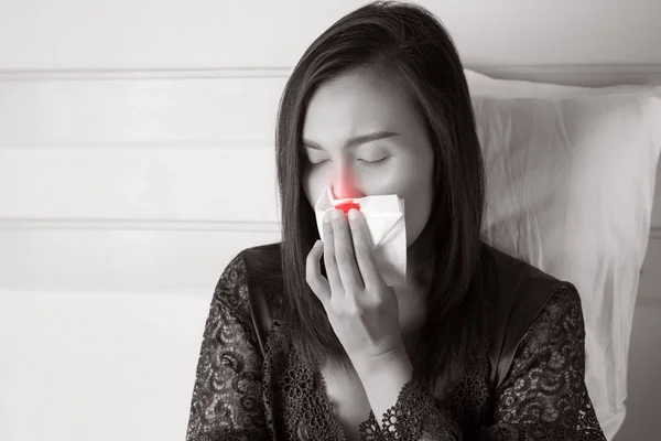 Mulheres Asiáticas Roupas Noite Cetim Com Sangramento Nasal Epistaxe Contra — Fotografia de Stock