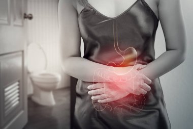 Saten nightdress Asyalı kadın tuvaleti gitmek için kalkın, iç organları fotoğraf tuvalet arka plan, sağlık ve yaşam tarzı kavramı karşı kadın vücudunda.