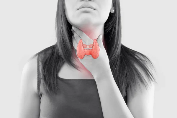 甲状腺のイラストが女性の喉 人体甲状腺コントロールです 灰色の背景の人々 の喉の痛み 薬と健康管理の概念 — ストック写真