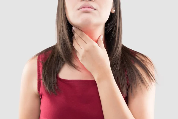 Asiatin Mit Hals Oder Schilddrüsenschmerzen Vor Grauem Hintergrund Säurerereflux Oder — Stockfoto